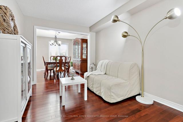 18 Prince Cres, House detached with 3 bedrooms, 3 bathrooms and 6 parking in Brampton ON | Image 7