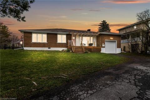 791 Hillview Road, House detached with 3 bedrooms, 1 bathrooms and 4 parking in Kingston ON | Card Image