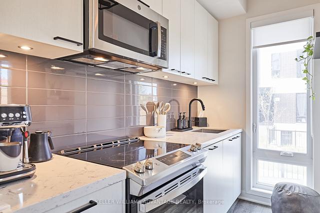 16 - 20 Ed Clark Gdns, Townhouse with 3 bedrooms, 2 bathrooms and 1 parking in Toronto ON | Image 4