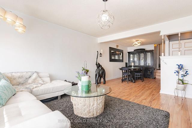 5 Earlsdale Cres, House semidetached with 3 bedrooms, 2 bathrooms and 7 parking in Brampton ON | Image 2