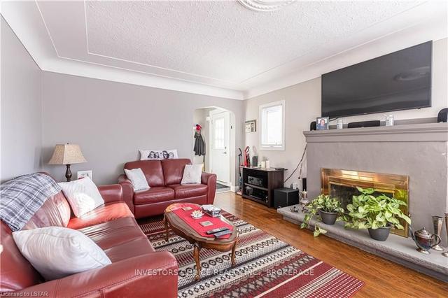122 Highbury Ave N, House detached with 2 bedrooms, 2 bathrooms and 3 parking in London ON | Image 2