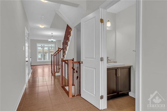 605 Spring Valley Drive, Townhouse with 3 bedrooms, 2 bathrooms and 3 parking in Ottawa ON | Image 5