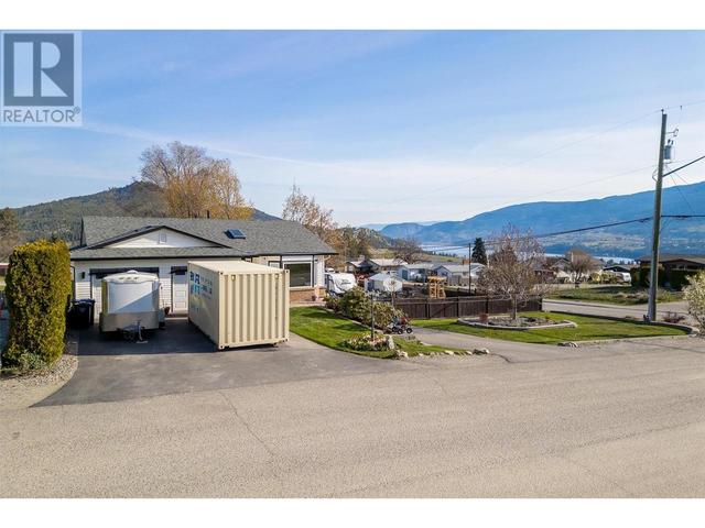 2186 Finlay Court, House detached with 5 bedrooms, 3 bathrooms and 8 parking in Lake Country BC | Image 2
