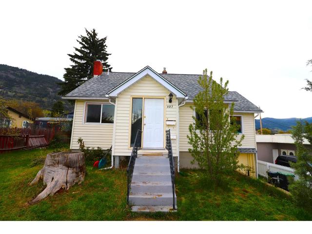 407 9th Avenue, House detached with 4 bedrooms, 2 bathrooms and null parking in Castlegar BC | Image 1