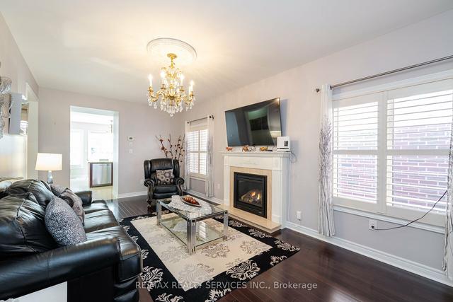 7 Wildflower Lane, House detached with 2 bedrooms, 3 bathrooms and 4 parking in Halton Hills ON | Image 2