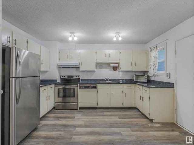 1052 106 St Nw, House attached with 3 bedrooms, 1 bathrooms and 2 parking in Edmonton AB | Image 14
