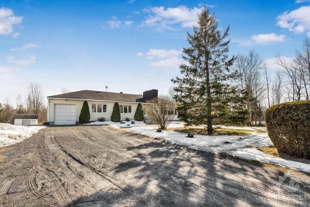3060 Russland Road, House detached with 3 bedrooms, 1 bathrooms and 10 parking in Ottawa ON | Image 2