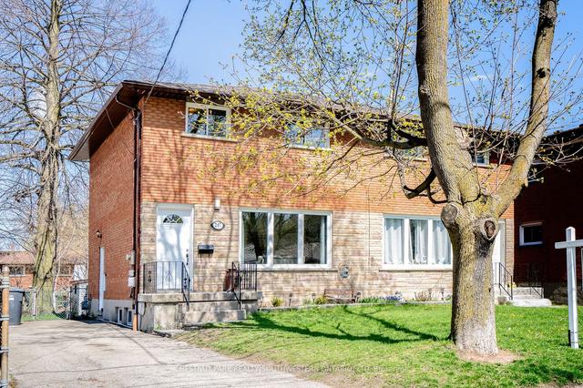 207 Alma St N, House semidetached with 3 bedrooms, 2 bathrooms and 3 parking in Guelph ON | Image 2