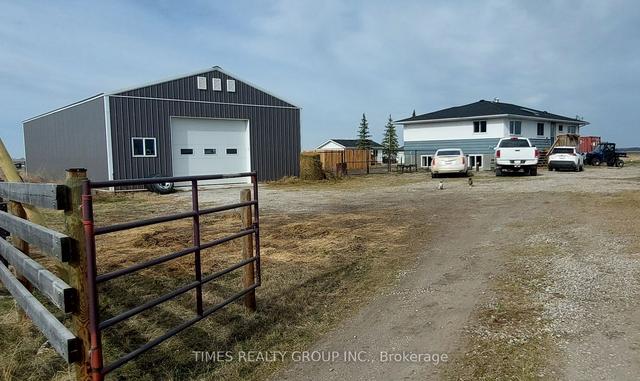 233055 Rge Rd 250, House detached with 2 bedrooms, 3 bathrooms and 14 parking in Wheatland County AB | Image 14