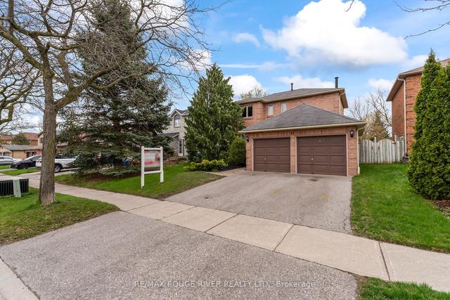47 Willowbrook Dr, House detached with 3 bedrooms, 3 bathrooms and 4 parking in Whitby ON | Image 1
