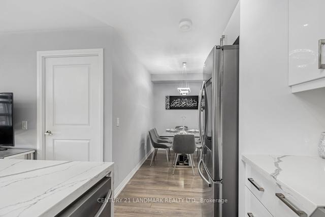 412 - 30 Meadowglen Pl, Condo with 2 bedrooms, 2 bathrooms and 1 parking in Toronto ON | Image 3