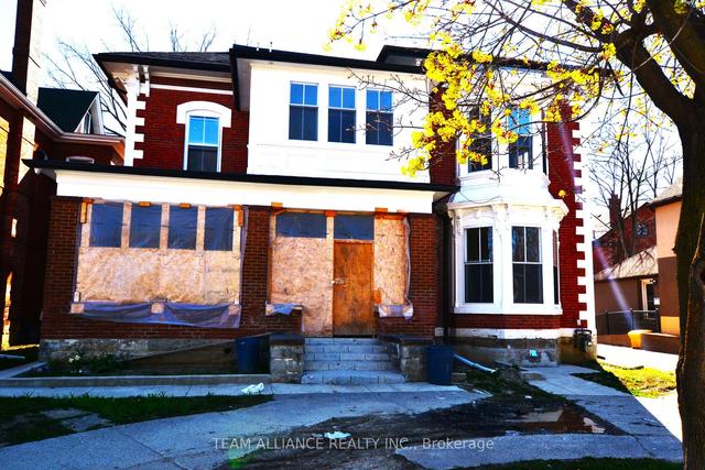 249 Main St N, House detached with 6 bedrooms, 5 bathrooms and 2 parking in Brampton ON | Image 1