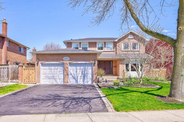 1237 Old Colony Rd, House detached with 5 bedrooms, 4 bathrooms and 6 parking in Oakville ON | Image 1