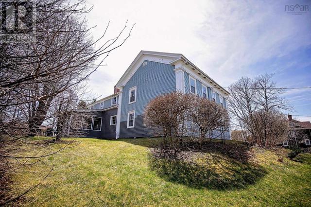233 Victoria Street E, House detached with 4 bedrooms, 1 bathrooms and null parking in Amherst NS | Image 4