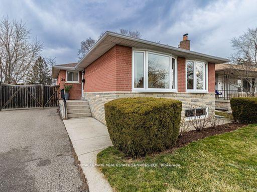 38 Rhinestone Dr, House detached with 3 bedrooms, 1 bathrooms and 5 parking in Toronto ON | Image 1