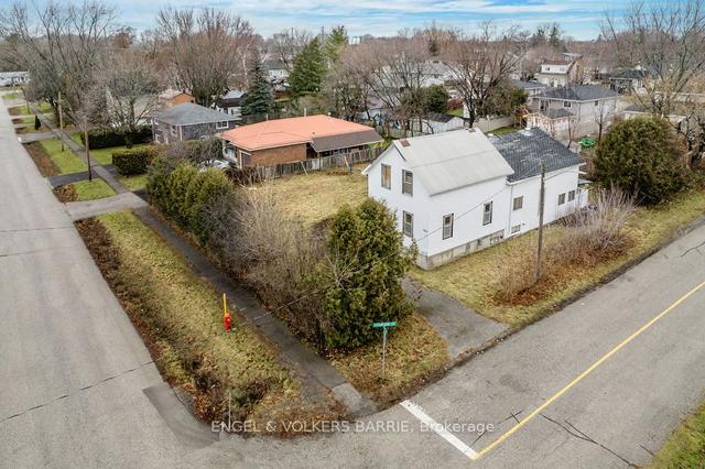 384 Regent St, House detached with 3 bedrooms, 1 bathrooms and 7 parking in Orillia ON | Image 1