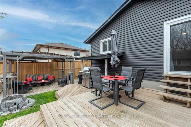 174 Portsmouth Cres, House detached with 2 bedrooms, 1 bathrooms and 4 parking in London ON | Image 29