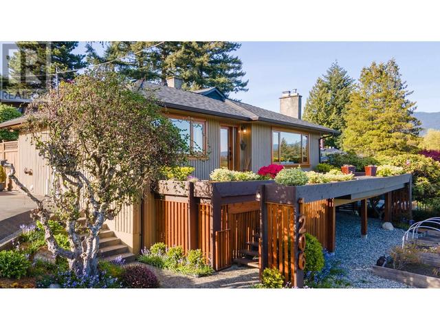 1206 Cloverley Street, House detached with 3 bedrooms, 2 bathrooms and 7 parking in North Vancouver BC | Image 2