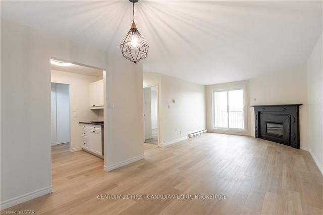 308 - 739 Deveron Cres, Condo with 2 bedrooms, 1 bathrooms and 0 parking in London ON | Image 3