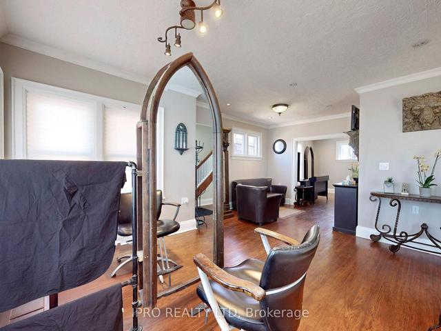 219 Queen St W, House detached with 2 bedrooms, 2 bathrooms and 6 parking in Brampton ON | Image 3