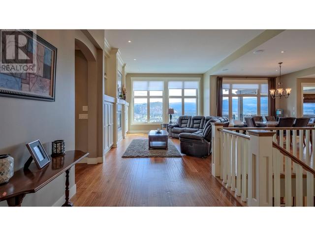 732 Traditions Crescent, House detached with 4 bedrooms, 2 bathrooms and 3 parking in Kelowna BC | Image 4