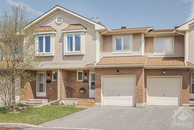 513 Sidney Drive, Townhouse with 3 bedrooms, 2 bathrooms and 2 parking in Ottawa ON | Image 1
