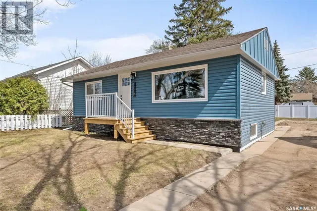 1119 Elgin Avenue, House detached with 3 bedrooms, 1 bathrooms and null parking in Moose Jaw SK | Image 1
