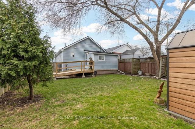 113 Chetwood St, House detached with 2 bedrooms, 1 bathrooms and 2 parking in St. Catharines ON | Image 2