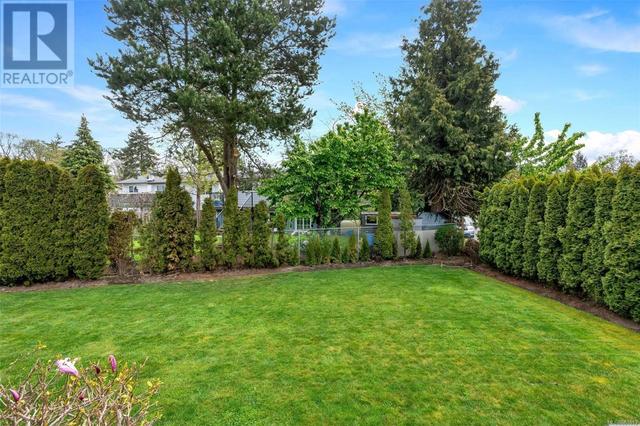 1705 De Sousa Pl, House detached with 4 bedrooms, 4 bathrooms and 2 parking in Saanich BC | Image 22