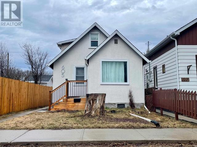 605 Harold St N, House detached with 2 bedrooms, 1 bathrooms and null parking in Thunder Bay ON | Image 2