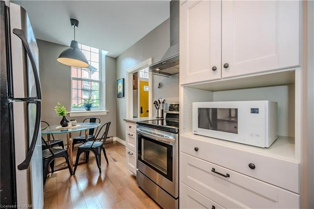 3 - 196 Arthur Street N, House attached with 2 bedrooms, 1 bathrooms and 1 parking in Guelph ON | Image 2