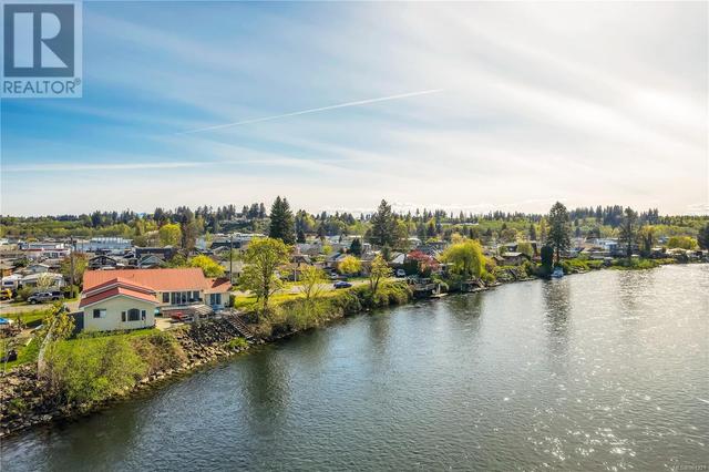 Rare offering of a home on the Famous Campbell River! | Image 1