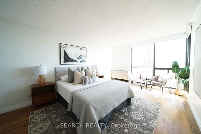 1027 - 33 Harbour Sq, Condo with 2 bedrooms, 3 bathrooms and 1 parking in Toronto ON | Image 8