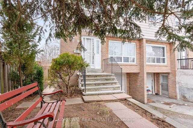36 Newstead Cres N, House semidetached with 3 bedrooms, 2 bathrooms and 2 parking in Brampton ON | Image 1