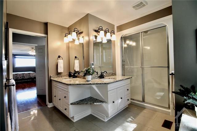 Double sinks in ensuite | Image 18