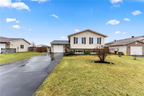 28 Highland Park Drive, House detached with 3 bedrooms, 2 bathrooms and 5 parking in Petawawa ON | Card Image