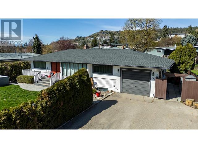 740 Glenmore Drive, House detached with 4 bedrooms, 2 bathrooms and 1 parking in Kelowna BC | Image 2