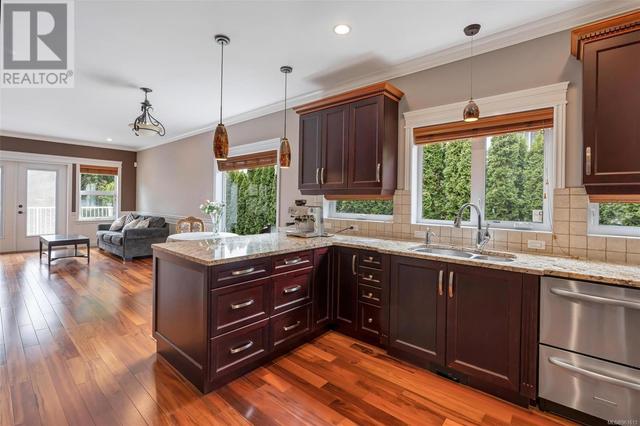 1705 De Sousa Pl, House detached with 4 bedrooms, 4 bathrooms and 2 parking in Saanich BC | Image 12