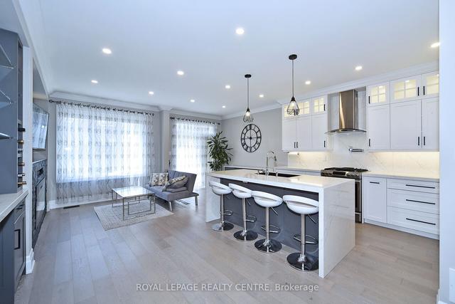 8 Catalpa Cres, House detached with 4 bedrooms, 4 bathrooms and 3 parking in Vaughan ON | Image 2