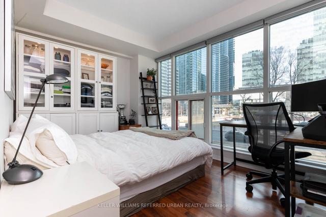 302 - 77 Harbour Sq, Condo with 2 bedrooms, 2 bathrooms and 1 parking in Toronto ON | Image 5