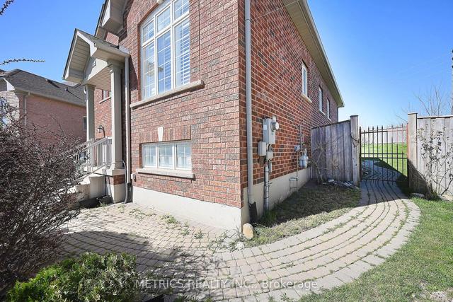 42 Carmel Cres, House detached with 3 bedrooms, 3 bathrooms and 6 parking in Brampton ON | Image 9