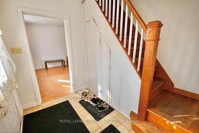 51 Bedford Rd, House detached with 2 bedrooms, 2 bathrooms and 2 parking in London ON | Image 2