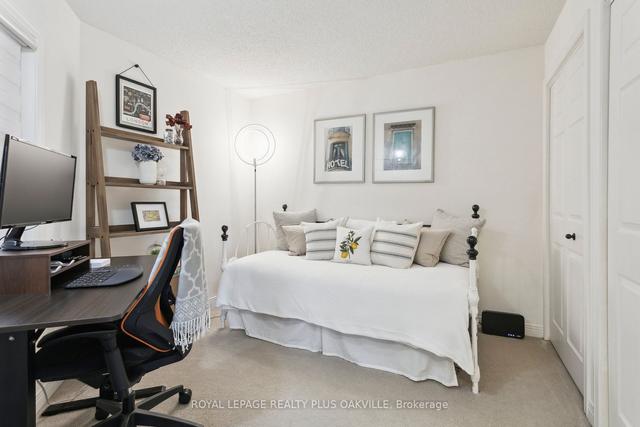 110 - 1220 Thorpe Rd, Townhouse with 2 bedrooms, 1 bathrooms and 2 parking in Burlington ON | Image 2