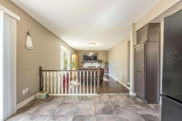 20 Pioneer Court, House detached with 3 bedrooms, 2 bathrooms and 6 parking in St. Catharines ON | Image 2