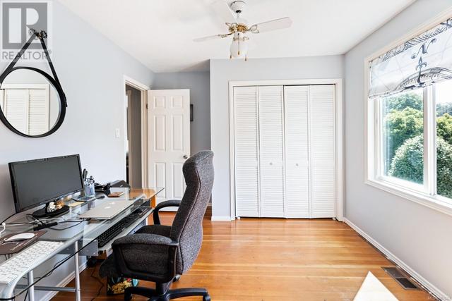 Bright office connected to bedroom | Image 5