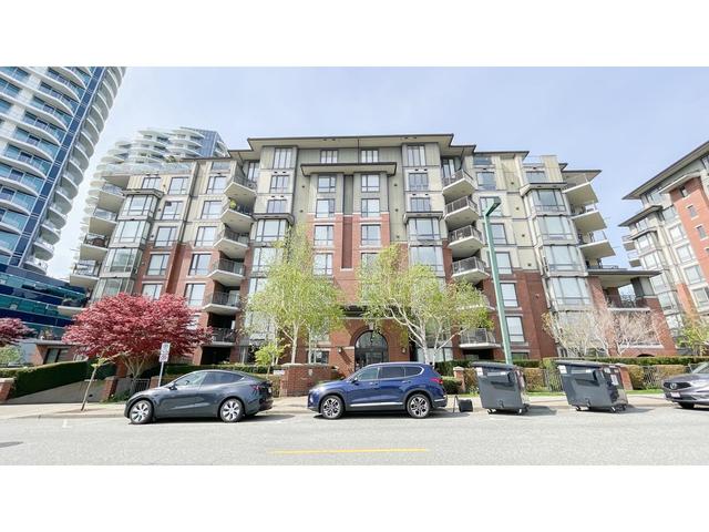 405 - 1551 Foster Street, Condo with 2 bedrooms, 2 bathrooms and 2 parking in White Rock BC | Image 1