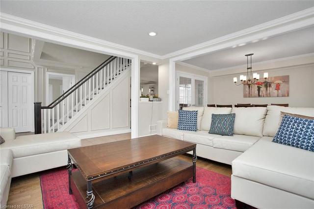 1233 Smithson Court, House detached with 4 bedrooms, 2 bathrooms and 6 parking in London ON | Image 2