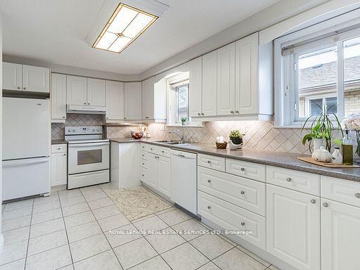 38 Rhinestone Dr, House detached with 3 bedrooms, 1 bathrooms and 5 parking in Toronto ON | Image 40