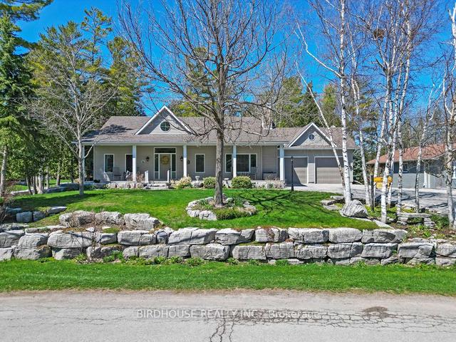 162 Riverside Dr, House detached with 2 bedrooms, 3 bathrooms and 8 parking in Kawartha Lakes ON | Image 1