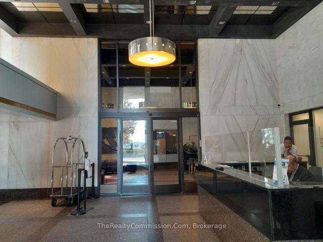 2037 - 33 Harbour Sq, Condo with 2 bedrooms, 2 bathrooms and 1 parking in Toronto ON | Image 10